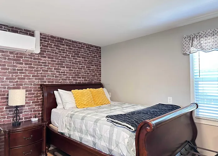 E3 Centrally Located In Carytown Fully Fenced